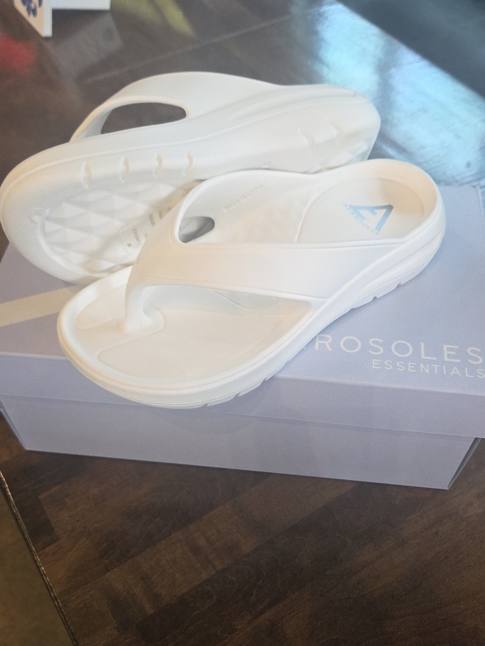 AEROSOLES Size 6 White Women's Comfort Thong Sandals NEW